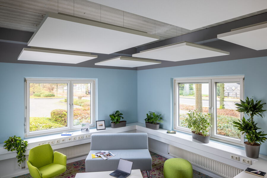Wohnzimmer mit Akustikabsorbern am der Decke