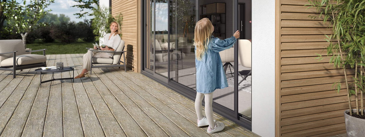 Terrasse mit Türen mit Insektenschutz