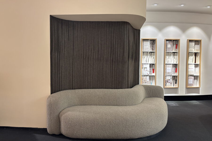 Rundes Sofa an Wand