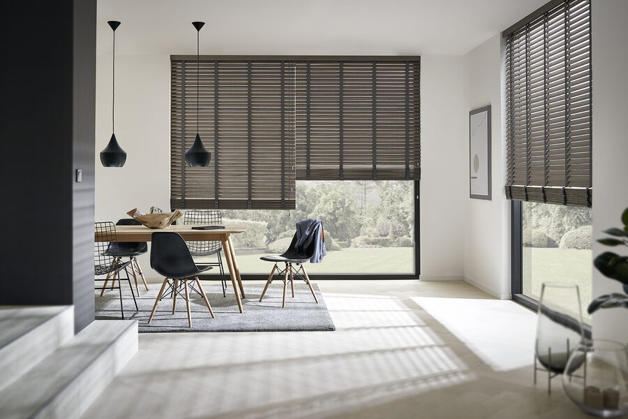 Wohnzimmer mit Sonnenschutzvorhängen